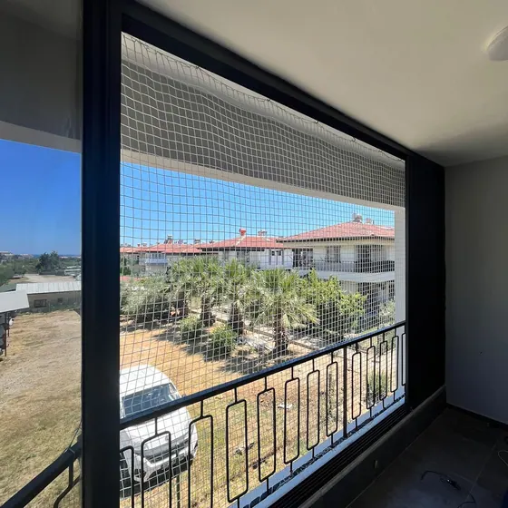 Antalya cam balkon içine uygulanmış güvenlik filesi